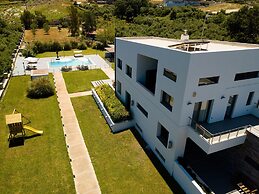 Villa Sfedami With Private Pool and Children Safet