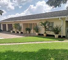 Guesthouse With Green Garden and Pool - 2102