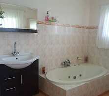 Guesthouse With Green Garden and Pool - 2102