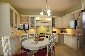 Luxury Villa Golden Crest With Private Swimming Pool