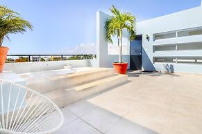 Large 2 Bedroom Penthouse Rooftop w Jacuzzi