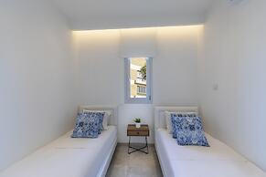 Mackenzie Castella Beachfront Suite