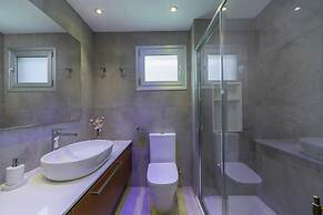 Mackenzie Castella Beachfront Suite