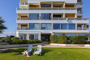 Mackenzie Castella Beachfront Suite