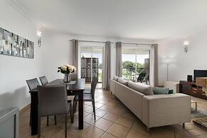 Lovely 2 Bedroom Apartment By Ideal Homes in Vila Sol Golf Resort