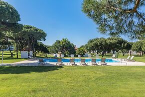 Lovely 2 Bedroom Apartment By Ideal Homes in Vila Sol Golf Resort