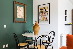 Athenian Stylish 2 Bdrm Apartment