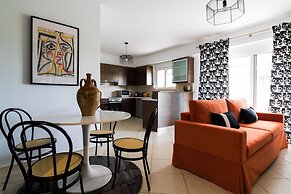 Athenian Stylish 2 Bdrm Apartment