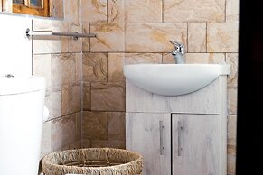 Rustic Luxury Farm Cabin Located in Hwedza - 2031