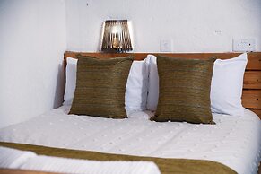 Rustic Luxury Farm Cabin Located in Hwedza - 2031