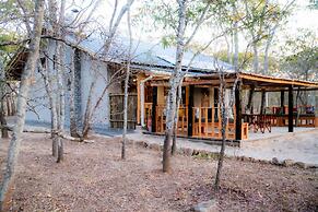 Rustic Luxury Farm Cabin Located in Hwedza - 2031