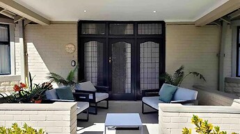 Contemporary 2 bed in Suburbs - 2081