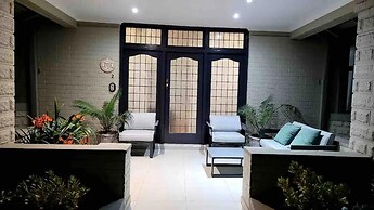 Contemporary 2 bed in Suburbs - 2081