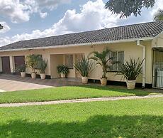 Neat and Cosy Cottage With Pool - 2103