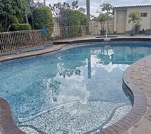 Neat and Cosy Cottage With Pool - 2103