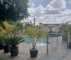 Neat and Cosy Cottage With Pool - 2103