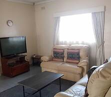 Neat and Cosy Cottage With Pool - 2103