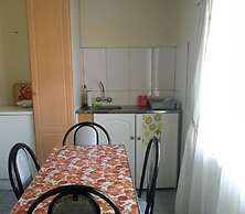 Neat and Cosy Cottage With Pool - 2103