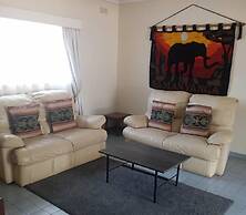 Neat and Cosy Cottage With Pool - 2103