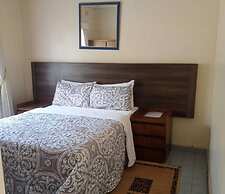 Neat and Cosy Cottage With Pool - 2103