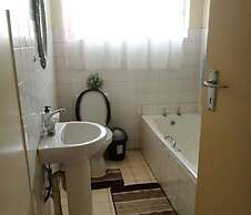 Neat and Cosy Cottage With Pool - 2103