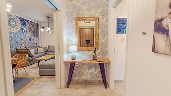 Motley Elegant Apartment by Estia