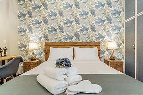 Motley Elegant Apartment by Estia