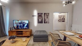 Motley Elegant Apartment by Estia