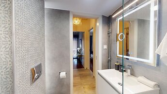 Motley Elegant Apartment by Estia