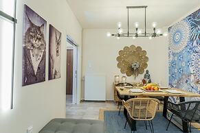 Motley Elegant Apartment by Estia