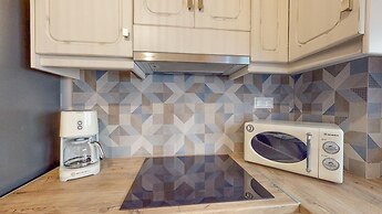 Motley Elegant Apartment by Estia