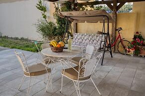 Garden House by Estia