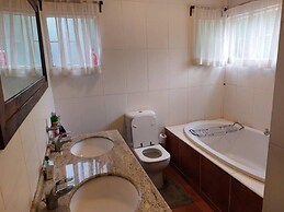 Modern House With Pool in Mount Pleasant - 2063