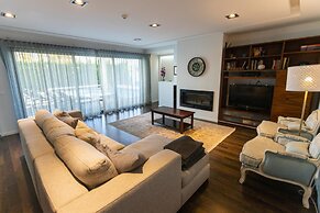 Aqua Villa by Acasadascasas