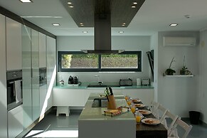 Aqua Villa by Acasadascasas