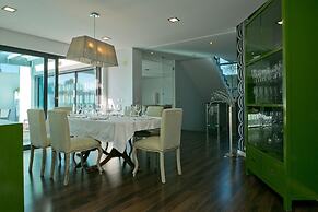 Aqua Villa by Acasadascasas