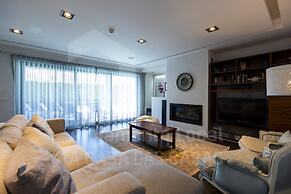 Aqua Villa by Acasadascasas