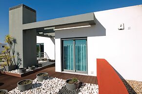 Aqua Villa by Acasadascasas