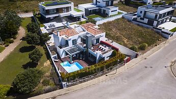 Aqua Villa by Acasadascasas