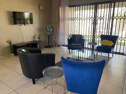 Luxurious 3 bed House Modern Open Plan- Borehole - 2046