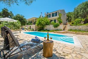 Maritina Villa - 2 BR House Surrounded by Olive Groves