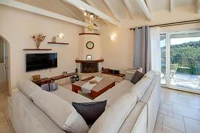 Maritina Villa - 2 BR House Surrounded by Olive Groves