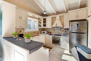 Maritina Villa - 2 BR House Surrounded by Olive Groves