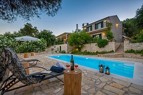 Maritina Villa - 2 BR House Surrounded by Olive Groves
