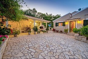Maritina Villa - 2 BR House Surrounded by Olive Groves