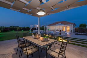 Madini Luxury Villa With Private Swimming Pool
