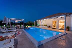 Madini Luxury Villa With Private Swimming Pool