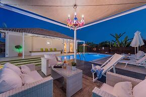 Madini Luxury Villa With Private Swimming Pool