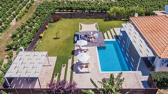 Madini Luxury Villa With Private Swimming Pool