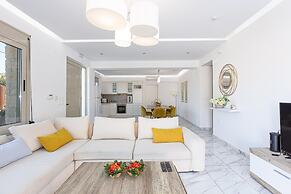 Villa Prima - With Private Heated Pool